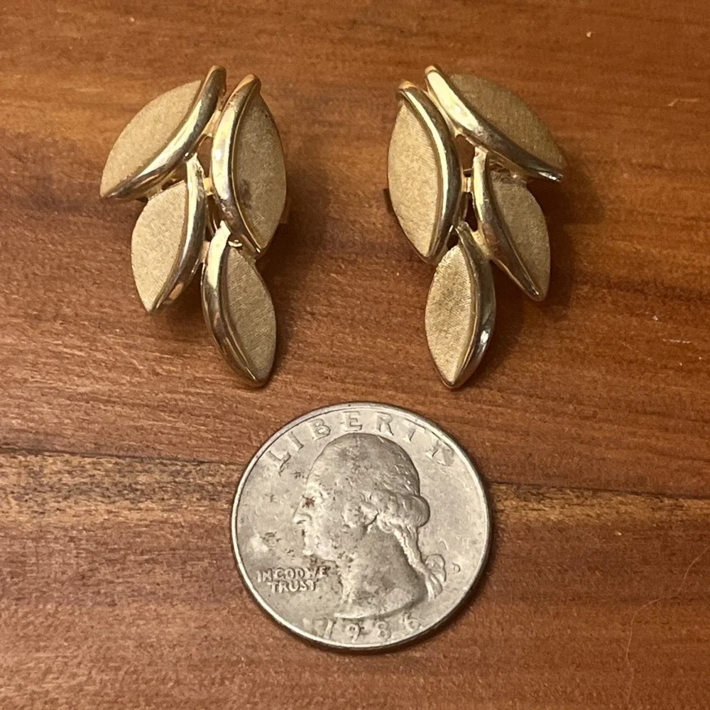 Vintage Crown Trifari Clip On Earrings Gold Tone Leaf Shaped Cluster Signed